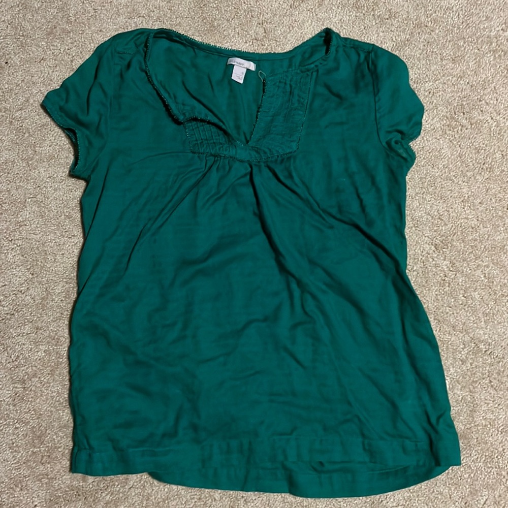 Green casual Old Navy top with V-neck.